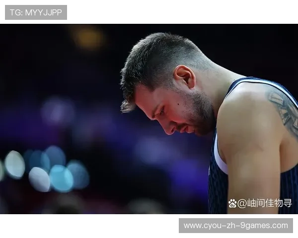 东契奇怒砸球鞋：裁判太离谱