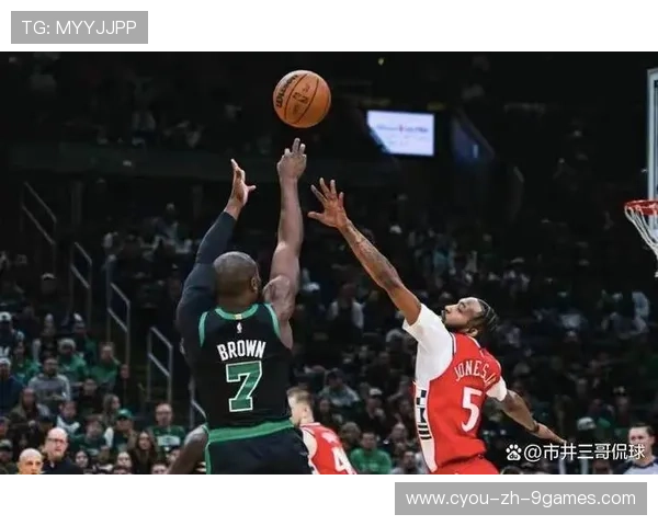 凯尔特人稳居东部第三，布朗砍下30分：一场耐心与爆发的篮球叙事
